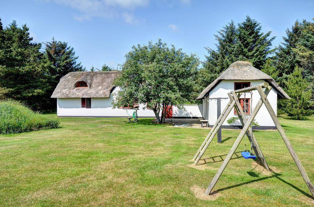 Großes Reetdachhaus für 8 Personen auf 2 Ebenen – Mit Sonnenterrasse und 4 Schlafzimmern in Ulfborg, Holstebro und Umgebung