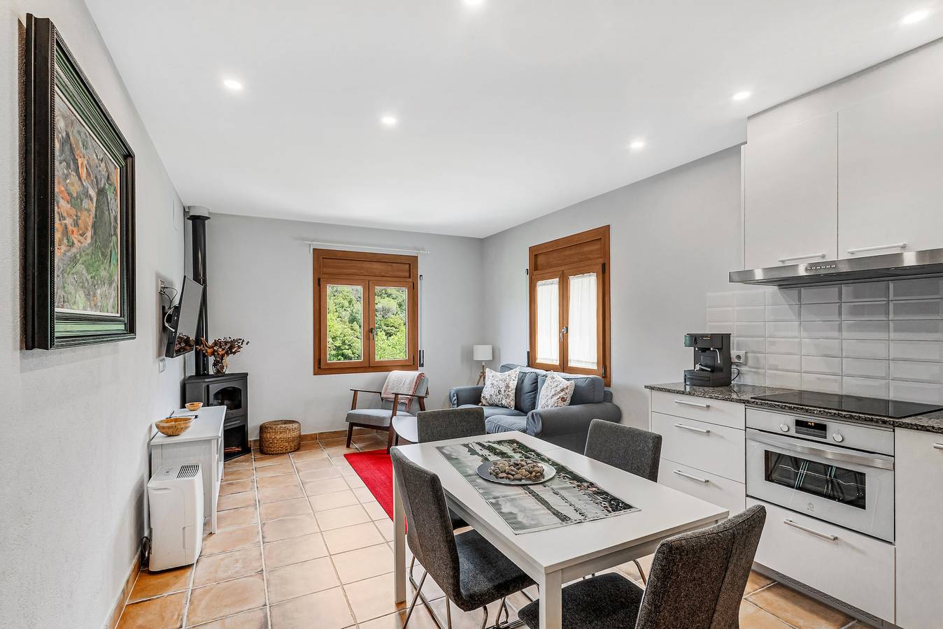 Apartamento entero, Apartamento 'Cal Ton' con vistas a la montaña, jardín compartido y aire acondicionado. in San Quirico Safaja, Interior de Barcelona