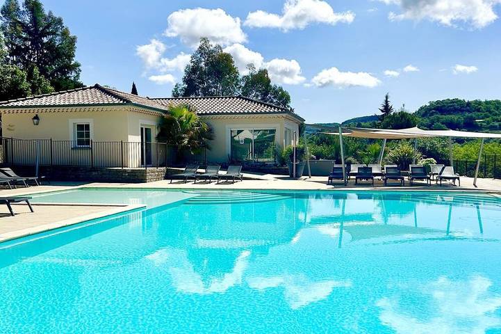 Location de vacances pour 4 personnes, avec terrasse et sauna ainsi que jardin et piscine à Saint-Maurice-d'Ardèche