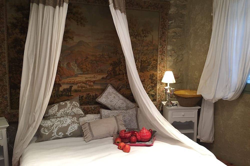 Maison de village romantique du 17ème siècle avec spa privé, boulangerie et boucherie à distance de marche. in La Bastide-sur-l'Hers, Ariège