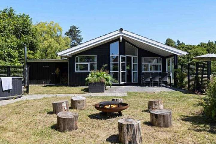 Ferienhaus für 6 Personen, mit Garten und Terrasse sowie Whirlpool, mit Haustier