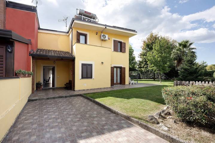 Villa per 4 persone, con Balcone e Giardino