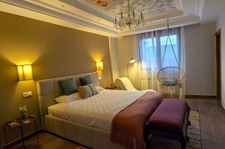 Ebony & Ivory Suite Home. Probably One of a Kind in Spain in Camargo, Kantabrische Küste