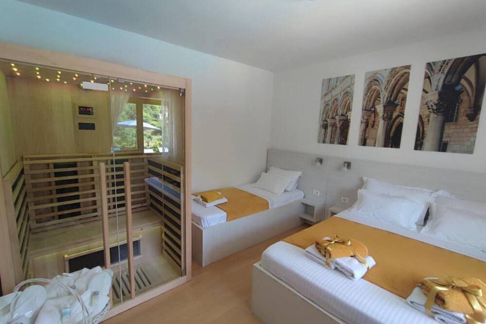 Three Bedroom Villa with Swimming Pool and Hot-Tub in Dubrovnik-Neretva