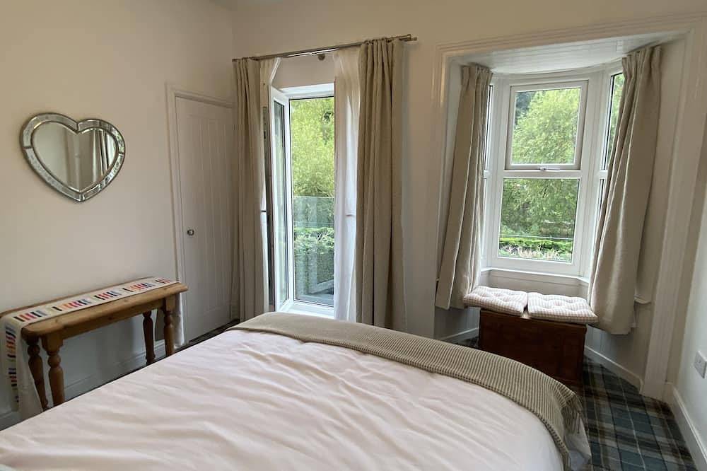 Riverside Cottage Morpeth town centre riverside location, off street car parking in Morpeth, Northumberland