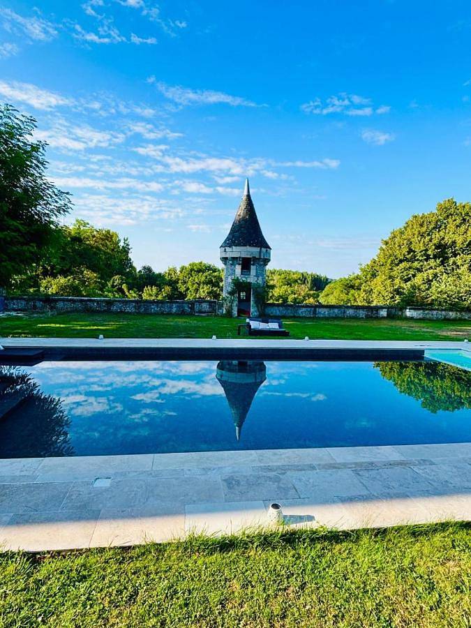 Location de vacances pour 4 personnes, avec Balcon et Jacuzzi ainsi que Terrasse et Jardin à Saint-Cyran-du-Jambot