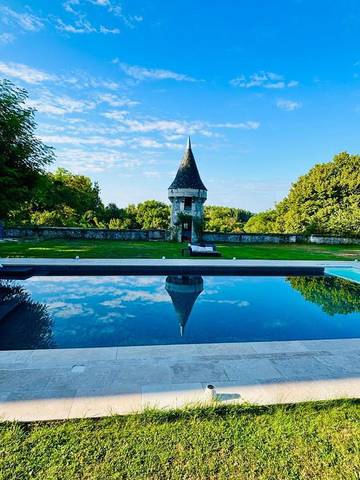 Location de vacances pour 4 personnes, avec jacuzzi ainsi que piscine et jardin à Saint-Cyran-du-Jambot