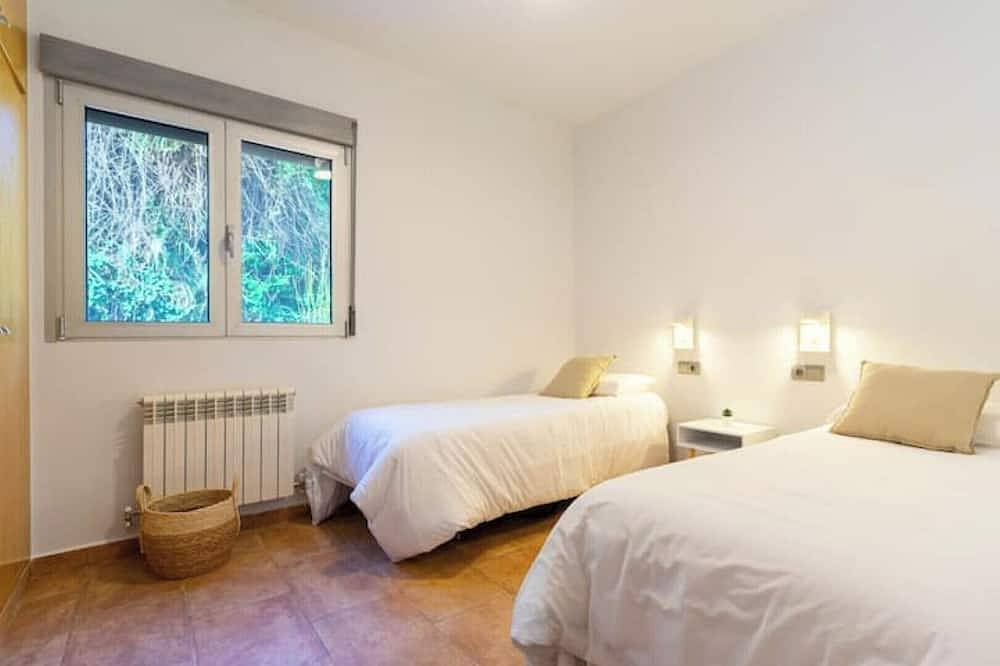 Cozy Villa in Alicante with pool & Bbq in El Barrio, Alicante