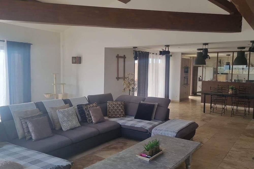 Spacious Villa 286 m2 overlooking the Sainte Victoire, garden, swimming pool. in Pertuis, Parc naturel régional du Luberon