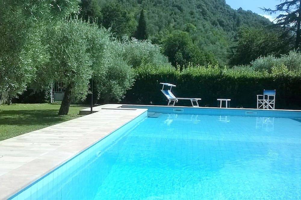 Appartamento intero, Appartamento con piscina, terrazza, giardino. Cani ammessi. Spiaggia 8 km. in Camaiore (Toscana), Riviera Toscana