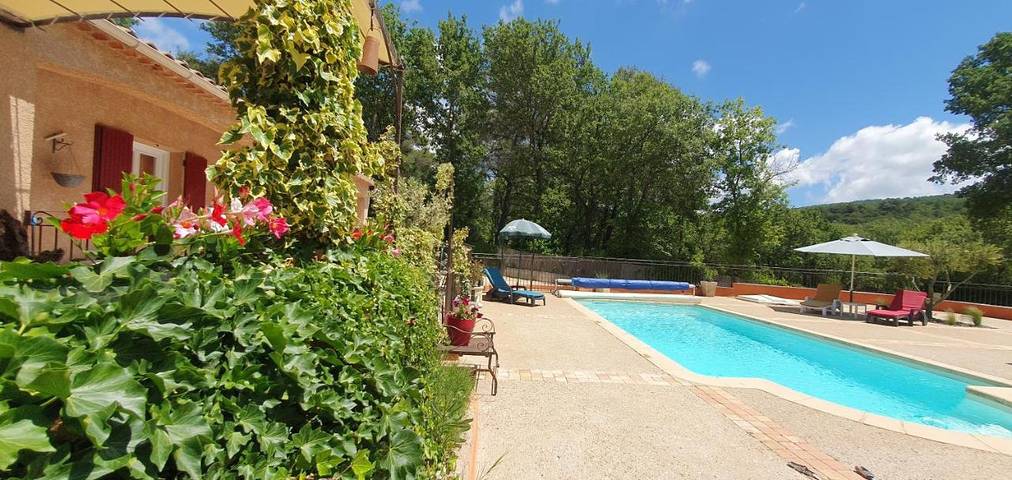 Location de vacances pour 8 personnes, avec vue ainsi que jardin et piscine à Caseneuve - 4