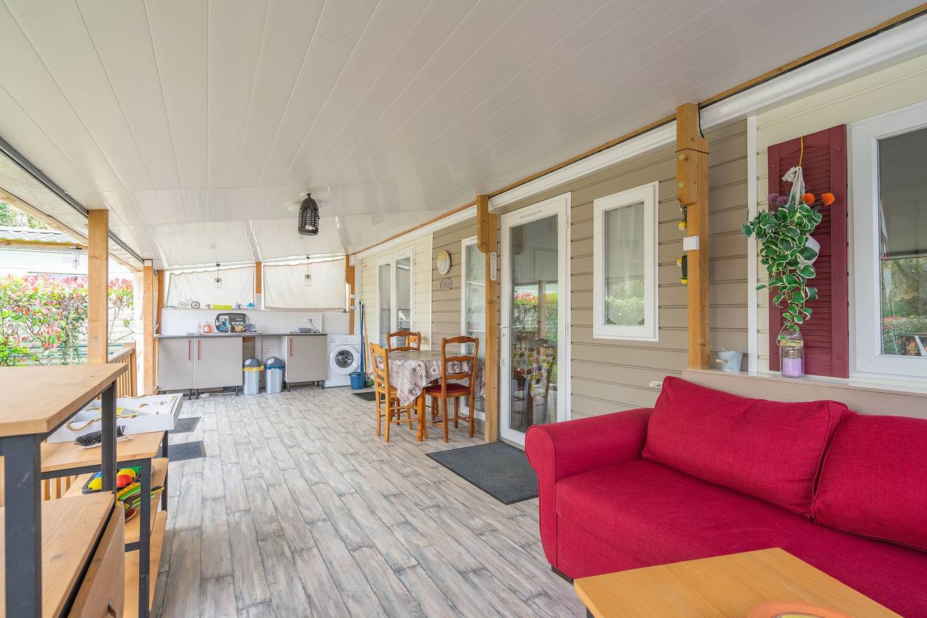 Mobil-home proche Royan-Oléron avec piscine partagée, terrasse privée et climatisation in Saint-Sornin, Région de Rochefort