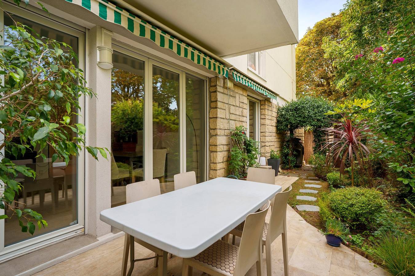 Appartement entier, Appartement "Sur Jardin Clos" avec terrasse privée, jardin privé et Wi-Fi in Saint-Cloud, Hauts-de-Seine