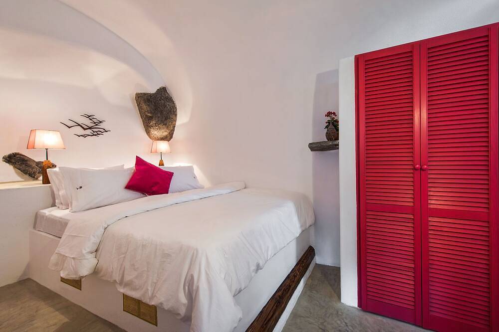 Casas elegantes y auténticas con hermosa vista al mar! in Vourvoulos, Santorini
