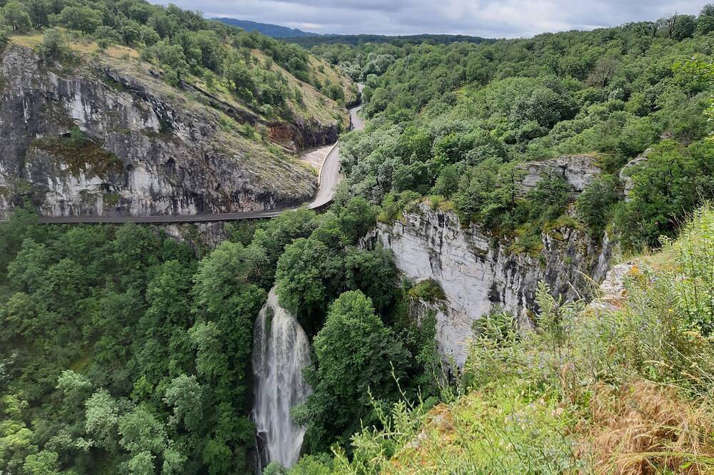 Maison surplombant le cirque d'Autoire in Loubressac, Parc Naturel Régional des Causses du Quercy