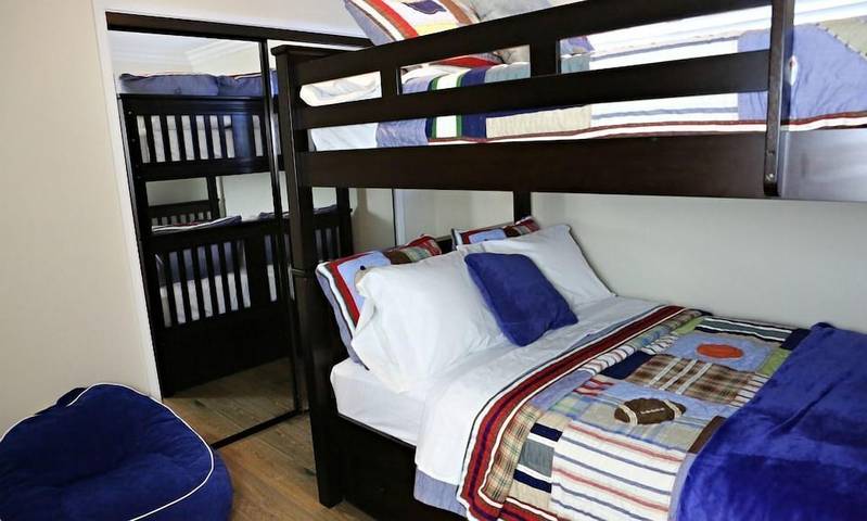 Vacation rental for 13 people, with hot tub and terrace in Anaheim