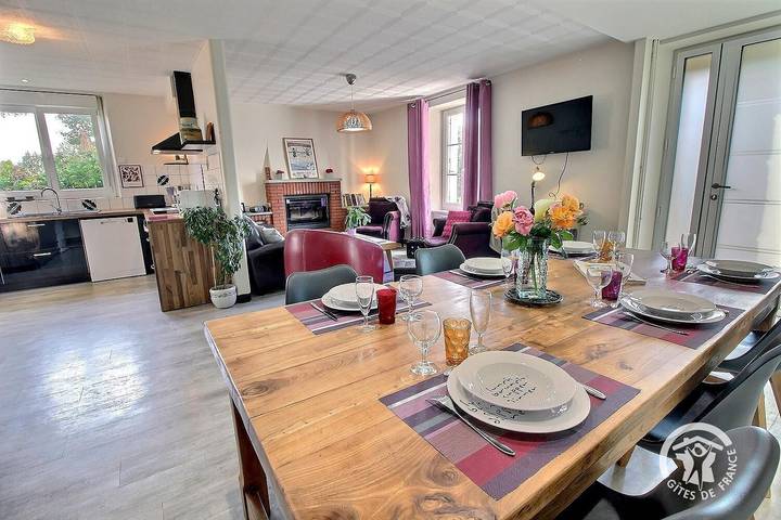 Gîte pour 8 personnes, avec Jacuzzi ainsi que Terrasse et Jardin à Plouasne