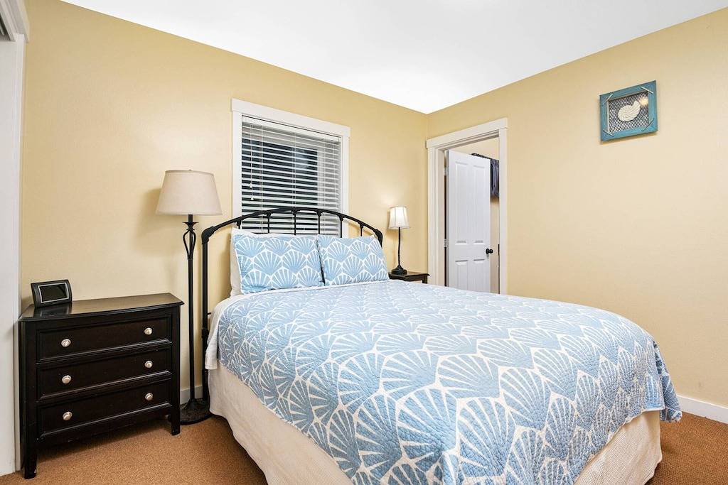 Boundless Ocean Views From Home and Hot Tub, Pet Friendly, Private Deck, Fireplace, Steps to Beach in Lincoln Beach, Lincoln County (OR)