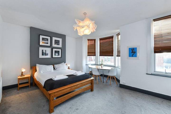 Bed and breakfast for 10 people in Nottingham