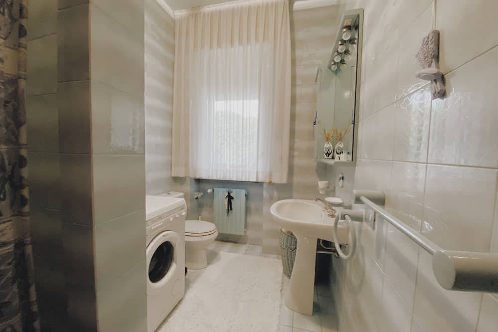 Appartamento intero, Spacious 3 bdr / 2 bath, 5 min from Varese Downtown in Varese, Provincia di Varese