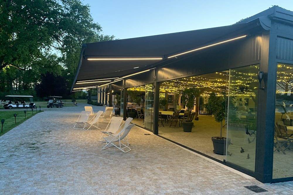 L Orangerie de Chatel pour 8 2019 Figaro Magazine cover heated swimming poll in Cleppé, Montbrison
