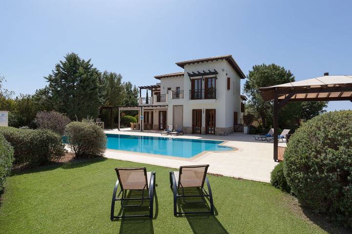 Villa for 10 people, with pool and garden in Aphrodite Hills