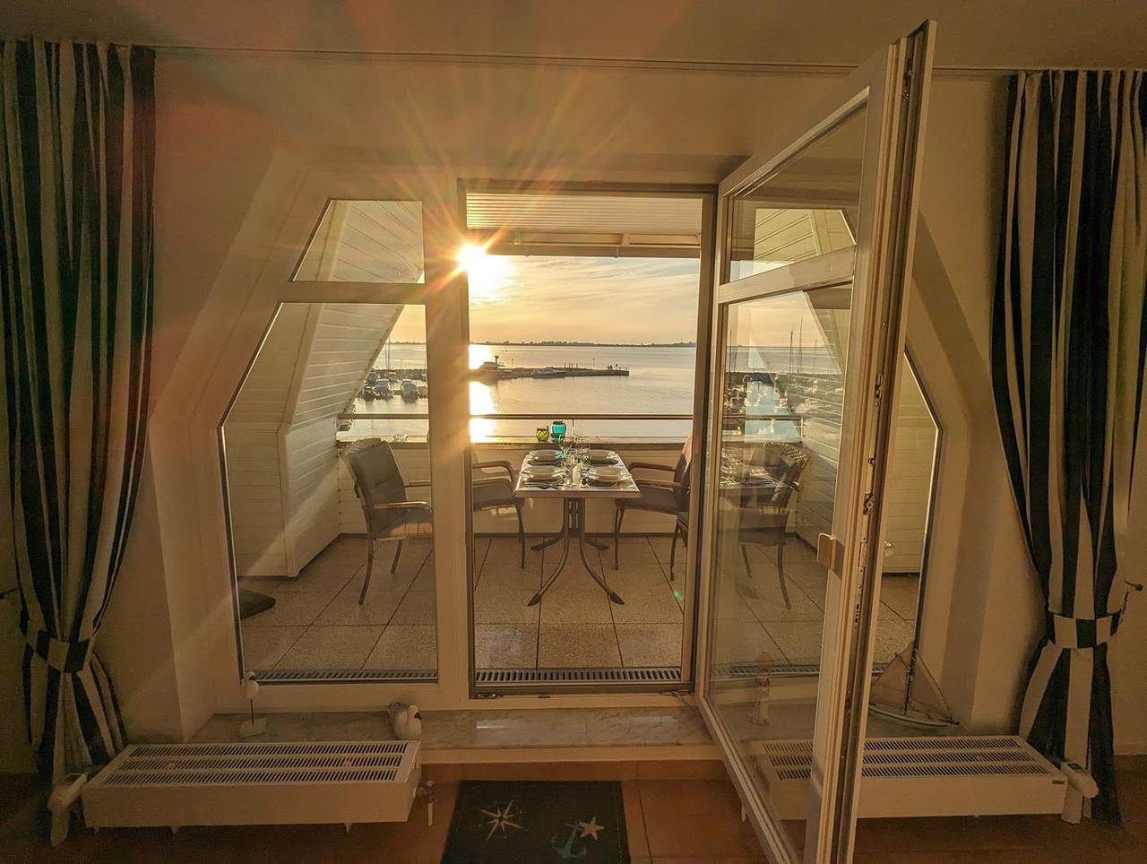 Entire apartment, An de Waterkant: Exklusive Wohnung mit Blick auf den Wieker Bodden und Hiddensee in Wiek, Ruegen