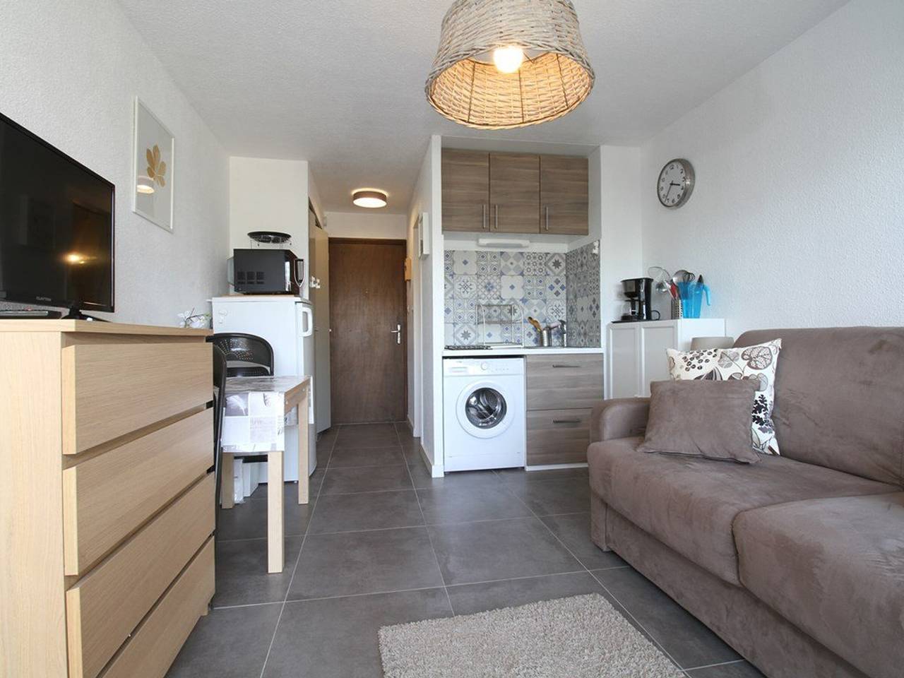 Studio entier, Charmant studio rénové avec grande terrasse, climatisation, parking privé, proche commerces et Thermes in Balaruc-les-Bains, Côte méditerranéenne (France)