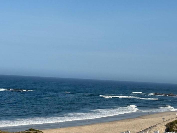 Gîte pour 8 personnes, avec Balcon ainsi que Piscine et Vue dans Vila Chã