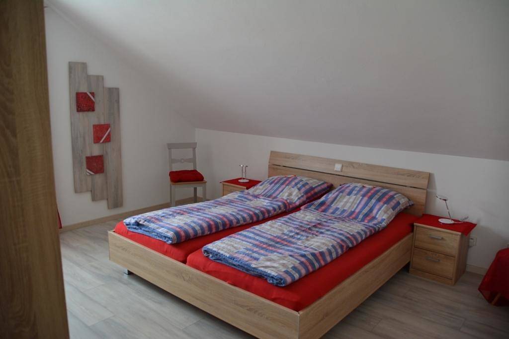Ganze Wohnung, Ferienwohnung Margit - Großzügige 3 Sterne-Ferienwohnung mit großem Balkon und Gartenblick in Deiningen, Bayerisch Schwaben