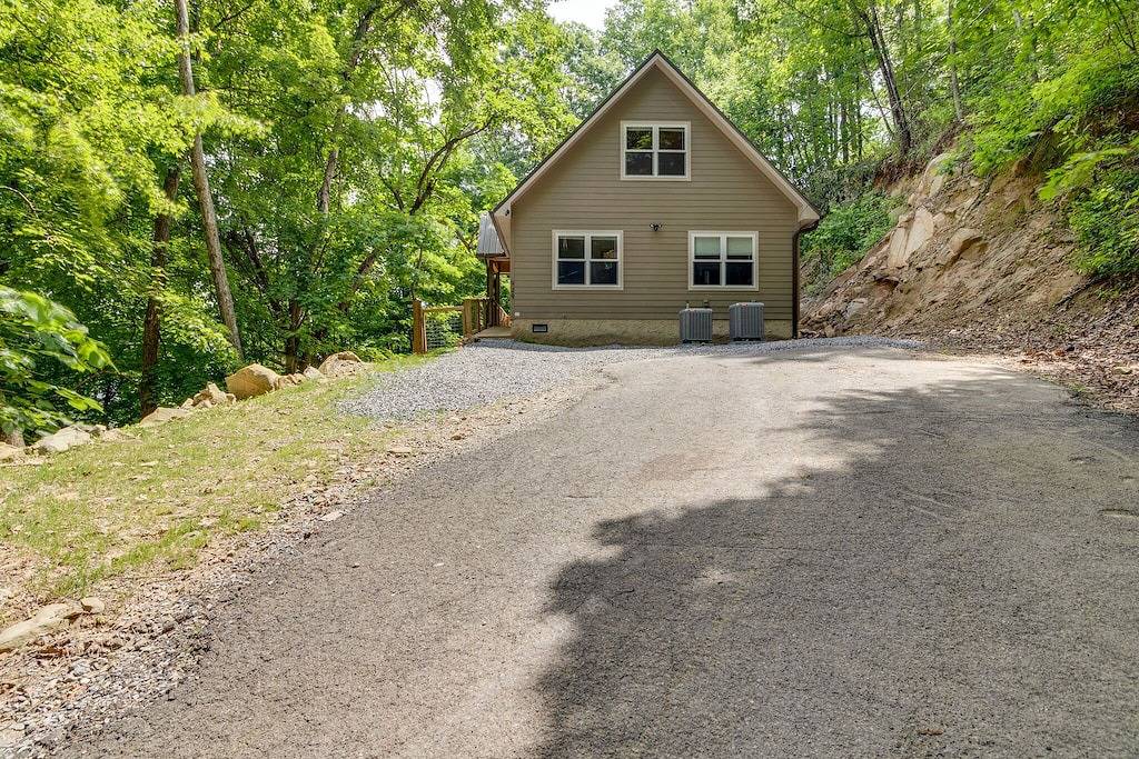 Beautiful Chalet in Gatlinburg with Seasonal Views 3 bedroom 2 bath! in Gatlinburg, Sevier County