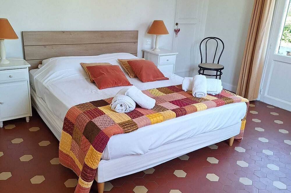 Charming villa in a private park, walk down to the sea from this peaceful spot in Antibes, Mediterranean Coast (France)