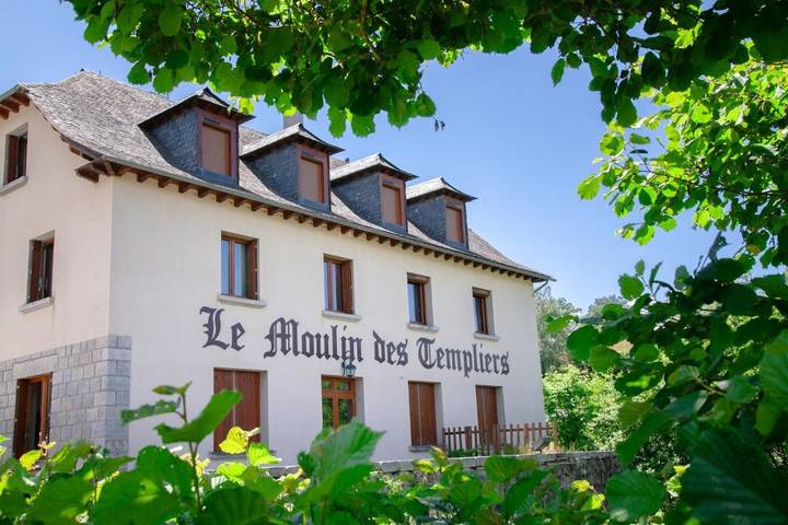 Chambre d’hôte pour 12 personnes, avec Terrasse et Jardin à Saint-Urcize