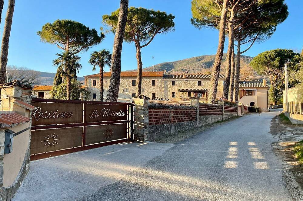 Entire apartment, Home from Home in Passignano - Lakeside views! in Passignano sul Trasimeno, Lake Trasimeno