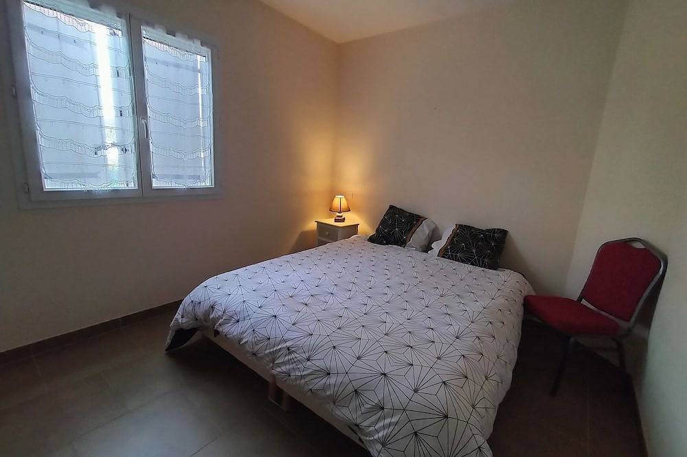 Soleil single-storey villa with 8/4 saltwater swimming pool, secure, fenced garden in Lagorce, Ardèche