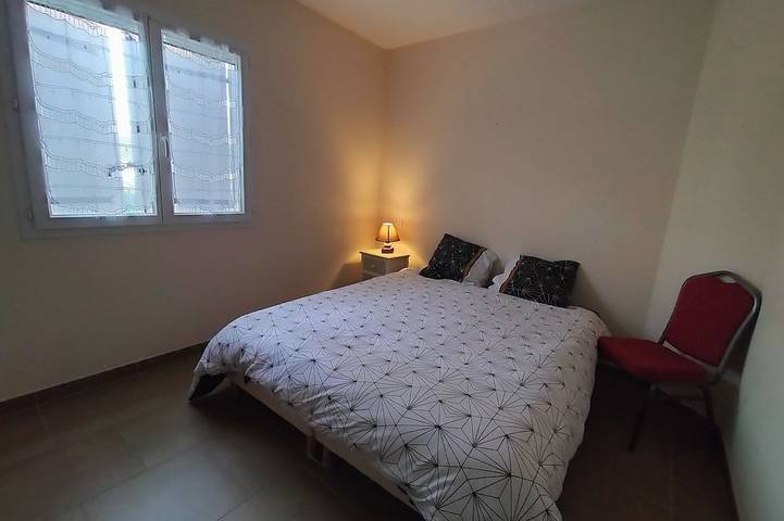 Villa Soleil de plain pied avec piscine8/4 au sel, sécurisée et terrain clôturé in Lagorce, Ardèche