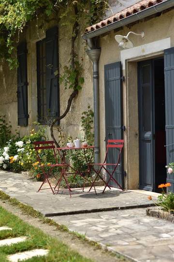 Chambre d’hôte pour 2 personnes, avec piscine et vue ainsi que terrasse et jardin à Brux
