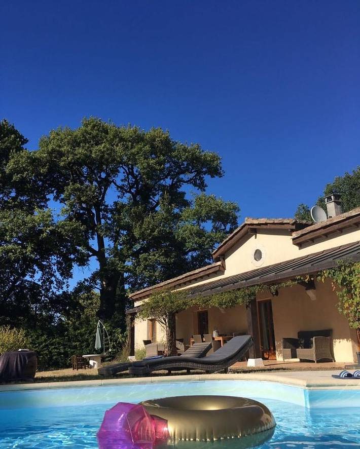 Location de vacances pour 6 personnes, avec jardin et piscine à Valeilles