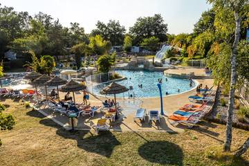 Camping pour 4 Personnes dans Sainte-Catherine-de-Fierbois, Région de Chinon, Photo 1