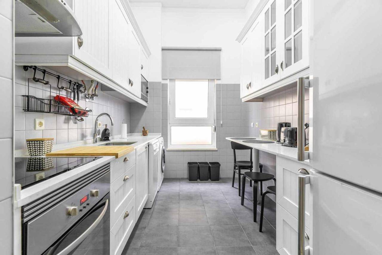 Apartamento inteiro, Lisboa Apart T3 com piscina tenis ginasio in Carnide, Costa de Lisboa