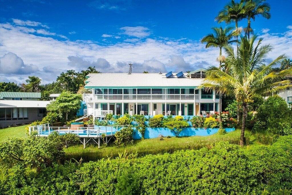 Oceanfront in Hilo Hale Kai Suites - Moana Room - King Bed, Private Bathroom in Paukaa, Hamakua