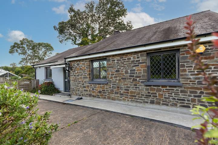 Cottage for 9 people, with hot tub and garden, with pets in Saundersfoot