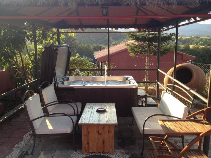 Apartamento para 8 personas, con jardín además de jacuzzi y piscina en Burgohondo
