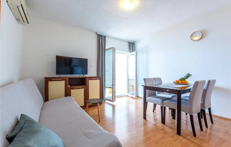 Ganze Ferienwohnung, Gemütliche Wohnung mit Terrasse, WLAN und Parkplatz, 1,5 km vom Strand entfernt in Pisak, Omis-Riviera