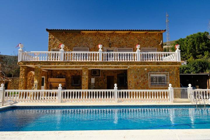 Casa rural para 8 personas, con Balcón y Terraza además de Jardín y Piscina en El Padul