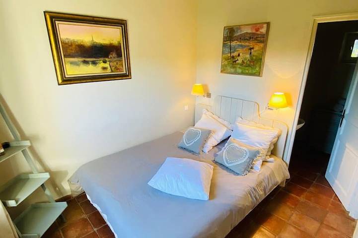 Charming house with swimming pool, vast 2H wooded park in the heart of the Luberon. in Lourmarin, Parc naturel régional du Luberon