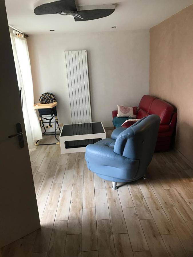 Gîte pour 2 personnes, avec jardin ainsi que terrasse et vue à Decize