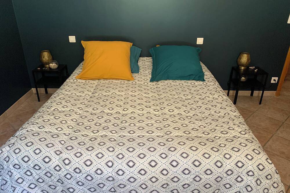 Stone house of character with pool & spa, space and authenticity in Bagnols-sur-Cèze, Nimes region