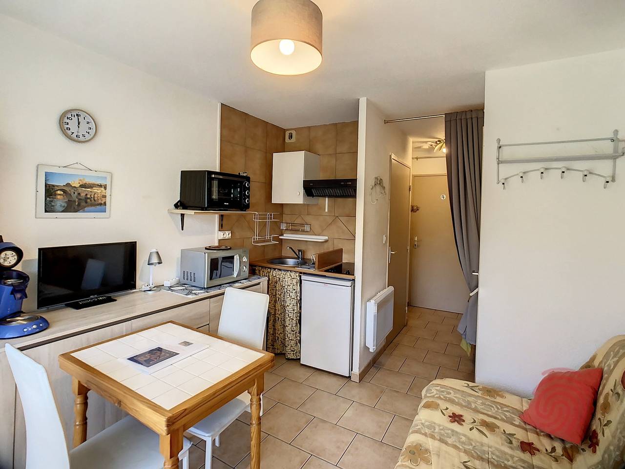 Entire studio, Cozy 17m² Ground Floor Studio with Creek View, Close to Lamalou-les-Bains Center and Thermal Baths in Lamalou-les-Bains, Béziers region