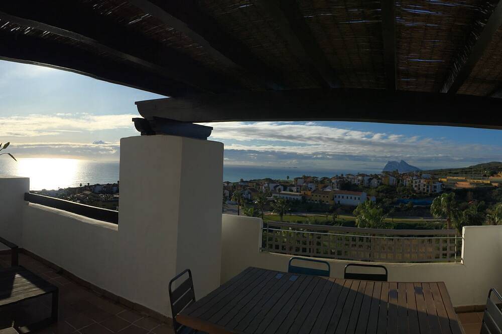Hel lejlighed, Beautiful Sea View Apartment Facing Gibraltar and Morroco in Playa de La Alcaidesa, San Roque